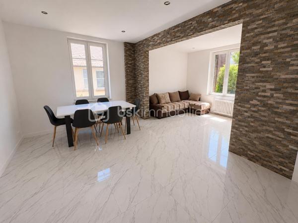BSK Immobilier vous propose cette agréable maison de 70 m² avec jardin, garage et sous-sol partiel.

Située dans un environnement calme et recherché de Crépy-en-Valois, cette maison d’environ 70 m² habitables, édifiée sur une parcelle de 195 m², saura vous séduire par sa fonctionnalité, sa luminosité et son potentiel.

Au rez-de-chaussée, vous découvrirez une entrée ainsi qu’une cuisine indépendante entièrement équipée, ainsi qu’une belle pièce de vie baignée de lumière, offrant un espace chaleureux et convivial, idéal pour partager de beaux moments en famille ou entre amis. Une salle d’eau avec douche ainsi qu’un WC indépendant complètent ce niveau.

À l’étage, un palier dessert deux chambres, ainsi que des combles aménagés, parfaits pour accueillir un bureau, une chambre d’appoint ou créer une suite parental . Une petite terrasse vient compléter cet étage.

À l’extérieur, vous profiterez d’un agréable jardin exposé Sud-Ouest, idéal pour les repas en extérieur et les moments de détente.

La maison bénéficie également d’un sous-sol partiel comprenant un garage d’environ 30 m² ainsi qu’une dépendance de 5 m², offrant un bel espace de rangement ou de bricolage.
Contactez moi très vite pour découvrir tout le potentiel de cette maison