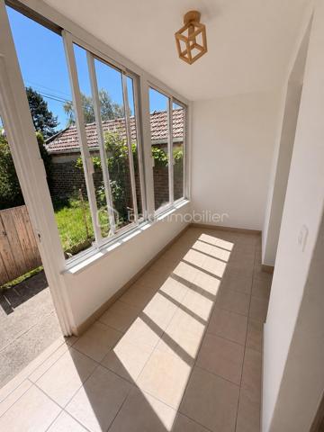 BSK Immobilier vous propose cette agréable maison de 70 m² avec jardin, garage et sous-sol partiel.

Située dans un environnement calme et recherché de Crépy-en-Valois, cette maison d’environ 70 m² habitables, édifiée sur une parcelle de 195 m², saura vous séduire par sa fonctionnalité, sa luminosité et son potentiel.

Au rez-de-chaussée, vous découvrirez une entrée ainsi qu’une cuisine indépendante entièrement équipée, ainsi qu’une belle pièce de vie baignée de lumière, offrant un espace chaleureux et convivial, idéal pour partager de beaux moments en famille ou entre amis. Une salle d’eau avec douche ainsi qu’un WC indépendant complètent ce niveau.

À l’étage, un palier dessert deux chambres, ainsi que des combles aménagés, parfaits pour accueillir un bureau, une chambre d’appoint ou créer une suite parental . Une petite terrasse vient compléter cet étage.

À l’extérieur, vous profiterez d’un agréable jardin exposé Sud-Ouest, idéal pour les repas en extérieur et les moments de détente.

La maison bénéficie également d’un sous-sol partiel comprenant un garage d’environ 30 m² ainsi qu’une dépendance de 5 m², offrant un bel espace de rangement ou de bricolage.
Contactez moi très vite pour découvrir tout le potentiel de cette maison