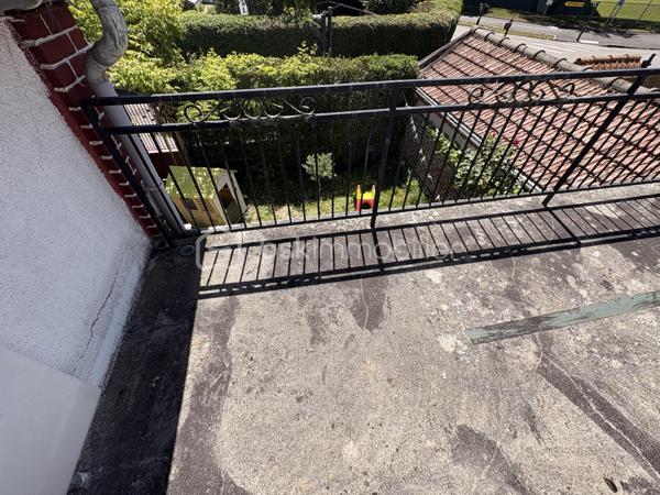 BSK Immobilier vous propose cette agréable maison de 70 m² avec jardin, garage et sous-sol partiel.

Située dans un environnement calme et recherché de Crépy-en-Valois, cette maison d’environ 70 m² habitables, édifiée sur une parcelle de 195 m², saura vous séduire par sa fonctionnalité, sa luminosité et son potentiel.

Au rez-de-chaussée, vous découvrirez une entrée ainsi qu’une cuisine indépendante entièrement équipée, ainsi qu’une belle pièce de vie baignée de lumière, offrant un espace chaleureux et convivial, idéal pour partager de beaux moments en famille ou entre amis. Une salle d’eau avec douche ainsi qu’un WC indépendant complètent ce niveau.

À l’étage, un palier dessert deux chambres, ainsi que des combles aménagés, parfaits pour accueillir un bureau, une chambre d’appoint ou créer une suite parental . Une petite terrasse vient compléter cet étage.

À l’extérieur, vous profiterez d’un agréable jardin exposé Sud-Ouest, idéal pour les repas en extérieur et les moments de détente.

La maison bénéficie également d’un sous-sol partiel comprenant un garage d’environ 30 m² ainsi qu’une dépendance de 5 m², offrant un bel espace de rangement ou de bricolage.
Contactez moi très vite pour découvrir tout le potentiel de cette maison
