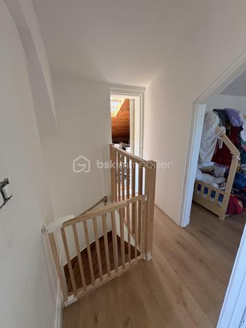 BSK Immobilier vous propose cette agréable maison de 70 m² avec jardin, garage et sous-sol partiel.

Située dans un environnement calme et recherché de Crépy-en-Valois, cette maison d’environ 70 m² habitables, édifiée sur une parcelle de 195 m², saura vous séduire par sa fonctionnalité, sa luminosité et son potentiel.

Au rez-de-chaussée, vous découvrirez une entrée ainsi qu’une cuisine indépendante entièrement équipée, ainsi qu’une belle pièce de vie baignée de lumière, offrant un espace chaleureux et convivial, idéal pour partager de beaux moments en famille ou entre amis. Une salle d’eau avec douche ainsi qu’un WC indépendant complètent ce niveau.

À l’étage, un palier dessert deux chambres, ainsi que des combles aménagés, parfaits pour accueillir un bureau, une chambre d’appoint ou créer une suite parental . Une petite terrasse vient compléter cet étage.

À l’extérieur, vous profiterez d’un agréable jardin exposé Sud-Ouest, idéal pour les repas en extérieur et les moments de détente.

La maison bénéficie également d’un sous-sol partiel comprenant un garage d’environ 30 m² ainsi qu’une dépendance de 5 m², offrant un bel espace de rangement ou de bricolage.
Contactez moi très vite pour découvrir tout le potentiel de cette maison