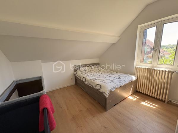 BSK Immobilier vous propose cette agréable maison de 70 m² avec jardin, garage et sous-sol partiel.

Située dans un environnement calme et recherché de Crépy-en-Valois, cette maison d’environ 70 m² habitables, édifiée sur une parcelle de 195 m², saura vous séduire par sa fonctionnalité, sa luminosité et son potentiel.

Au rez-de-chaussée, vous découvrirez une entrée ainsi qu’une cuisine indépendante entièrement équipée, ainsi qu’une belle pièce de vie baignée de lumière, offrant un espace chaleureux et convivial, idéal pour partager de beaux moments en famille ou entre amis. Une salle d’eau avec douche ainsi qu’un WC indépendant complètent ce niveau.

À l’étage, un palier dessert deux chambres, ainsi que des combles aménagés, parfaits pour accueillir un bureau, une chambre d’appoint ou créer une suite parental . Une petite terrasse vient compléter cet étage.

À l’extérieur, vous profiterez d’un agréable jardin exposé Sud-Ouest, idéal pour les repas en extérieur et les moments de détente.

La maison bénéficie également d’un sous-sol partiel comprenant un garage d’environ 30 m² ainsi qu’une dépendance de 5 m², offrant un bel espace de rangement ou de bricolage.
Contactez moi très vite pour découvrir tout le potentiel de cette maison