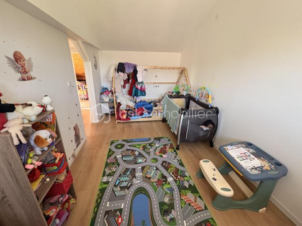 BSK Immobilier vous propose cette agréable maison de 70 m² avec jardin, garage et sous-sol partiel.

Située dans un environnement calme et recherché de Crépy-en-Valois, cette maison d’environ 70 m² habitables, édifiée sur une parcelle de 195 m², saura vous séduire par sa fonctionnalité, sa luminosité et son potentiel.

Au rez-de-chaussée, vous découvrirez une entrée ainsi qu’une cuisine indépendante entièrement équipée, ainsi qu’une belle pièce de vie baignée de lumière, offrant un espace chaleureux et convivial, idéal pour partager de beaux moments en famille ou entre amis. Une salle d’eau avec douche ainsi qu’un WC indépendant complètent ce niveau.

À l’étage, un palier dessert deux chambres, ainsi que des combles aménagés, parfaits pour accueillir un bureau, une chambre d’appoint ou créer une suite parental . Une petite terrasse vient compléter cet étage.

À l’extérieur, vous profiterez d’un agréable jardin exposé Sud-Ouest, idéal pour les repas en extérieur et les moments de détente.

La maison bénéficie également d’un sous-sol partiel comprenant un garage d’environ 30 m² ainsi qu’une dépendance de 5 m², offrant un bel espace de rangement ou de bricolage.
Contactez moi très vite pour découvrir tout le potentiel de cette maison