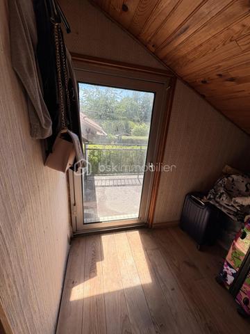 BSK Immobilier vous propose cette agréable maison de 70 m² avec jardin, garage et sous-sol partiel.

Située dans un environnement calme et recherché de Crépy-en-Valois, cette maison d’environ 70 m² habitables, édifiée sur une parcelle de 195 m², saura vous séduire par sa fonctionnalité, sa luminosité et son potentiel.

Au rez-de-chaussée, vous découvrirez une entrée ainsi qu’une cuisine indépendante entièrement équipée, ainsi qu’une belle pièce de vie baignée de lumière, offrant un espace chaleureux et convivial, idéal pour partager de beaux moments en famille ou entre amis. Une salle d’eau avec douche ainsi qu’un WC indépendant complètent ce niveau.

À l’étage, un palier dessert deux chambres, ainsi que des combles aménagés, parfaits pour accueillir un bureau, une chambre d’appoint ou créer une suite parental . Une petite terrasse vient compléter cet étage.

À l’extérieur, vous profiterez d’un agréable jardin exposé Sud-Ouest, idéal pour les repas en extérieur et les moments de détente.

La maison bénéficie également d’un sous-sol partiel comprenant un garage d’environ 30 m² ainsi qu’une dépendance de 5 m², offrant un bel espace de rangement ou de bricolage.
Contactez moi très vite pour découvrir tout le potentiel de cette maison