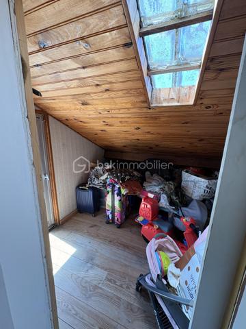 BSK Immobilier vous propose cette agréable maison de 70 m² avec jardin, garage et sous-sol partiel.

Située dans un environnement calme et recherché de Crépy-en-Valois, cette maison d’environ 70 m² habitables, édifiée sur une parcelle de 195 m², saura vous séduire par sa fonctionnalité, sa luminosité et son potentiel.

Au rez-de-chaussée, vous découvrirez une entrée ainsi qu’une cuisine indépendante entièrement équipée, ainsi qu’une belle pièce de vie baignée de lumière, offrant un espace chaleureux et convivial, idéal pour partager de beaux moments en famille ou entre amis. Une salle d’eau avec douche ainsi qu’un WC indépendant complètent ce niveau.

À l’étage, un palier dessert deux chambres, ainsi que des combles aménagés, parfaits pour accueillir un bureau, une chambre d’appoint ou créer une suite parental . Une petite terrasse vient compléter cet étage.

À l’extérieur, vous profiterez d’un agréable jardin exposé Sud-Ouest, idéal pour les repas en extérieur et les moments de détente.

La maison bénéficie également d’un sous-sol partiel comprenant un garage d’environ 30 m² ainsi qu’une dépendance de 5 m², offrant un bel espace de rangement ou de bricolage.
Contactez moi très vite pour découvrir tout le potentiel de cette maison