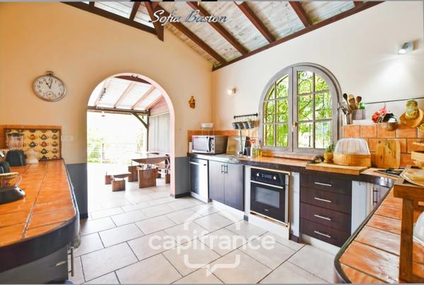 LES TROIS ILETS (972) - Maison d'exception à vendre - 5 pièces (T3+Studio ind.) - Piscine, carbet, proche plage, jardin.