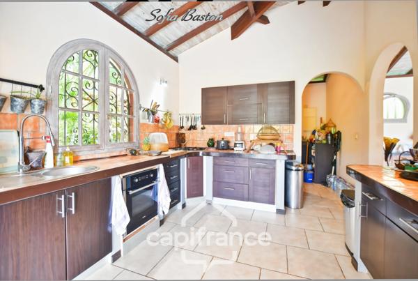 LES TROIS ILETS (972) - Maison d'exception à vendre - 5 pièces (T3+Studio ind.) - Piscine, carbet, proche plage, jardin.