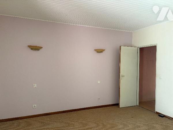 Damazan centre ! Grande maison de village à rénover avec jardinet clos non attenant !