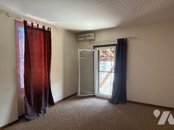 Damazan centre ! Grande maison de village à rénover avec jardinet clos non attenant !