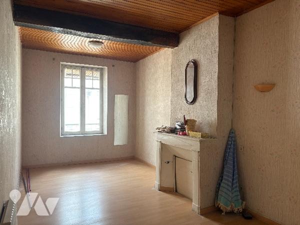 Damazan centre ! Grande maison de village à rénover avec jardinet clos non attenant !