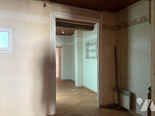 Damazan centre ! Grande maison de village à rénover avec jardinet clos non attenant !