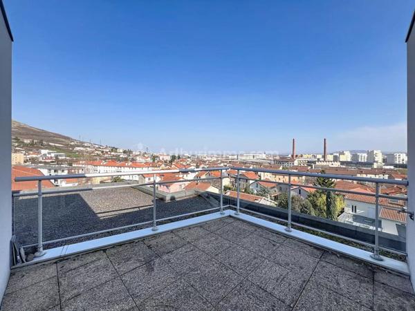 Location                                                      Appartement
                        
                     4 pièces                      111 m2                     à Clermont-Ferrand