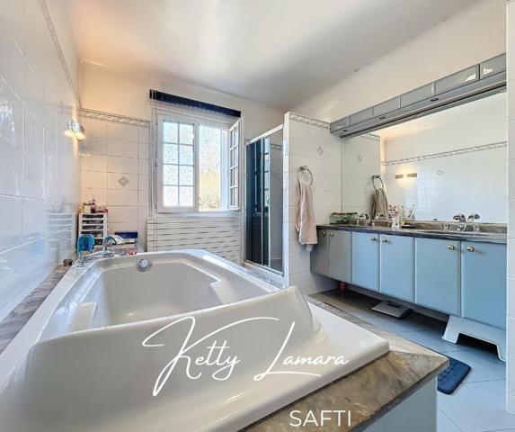 Grande maison de caractère avec piscine intérieure à Saint-Rémy-lès-Chevreuse