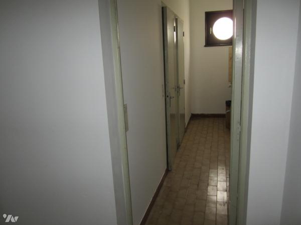 Ensemble immobilier à usage mixte professionnel et habitation mitoyenne