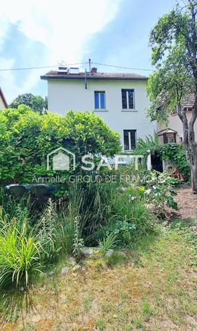 Dans l’agréable quartier du Haut-Poirier à Mulhouse, maison individuelle de 112m2 sur un terrain de 300m2 dans un environnement calme et verdoyant.