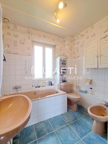 Dans l’agréable quartier du Haut-Poirier à Mulhouse, maison individuelle de 112m2 sur un terrain de 300m2 dans un environnement calme et verdoyant.