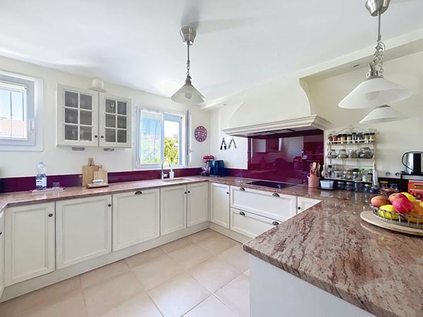 Villa entièrement de plain-pied, 93 m2 habitables, 4 pièces 3 chambres, garage et jardin