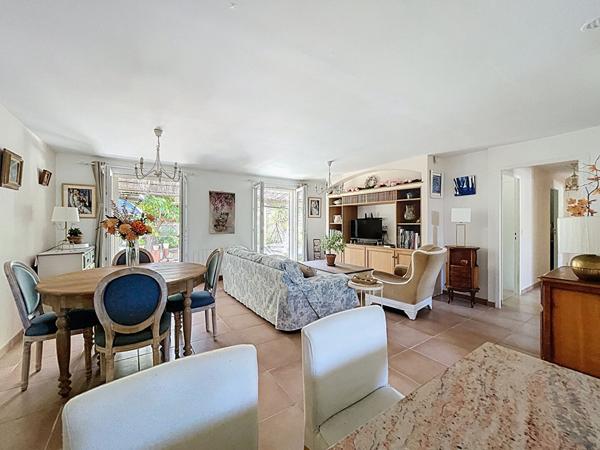 Villa entièrement de plain-pied, 93 m2 habitables, 4 pièces 3 chambres, garage et jardin