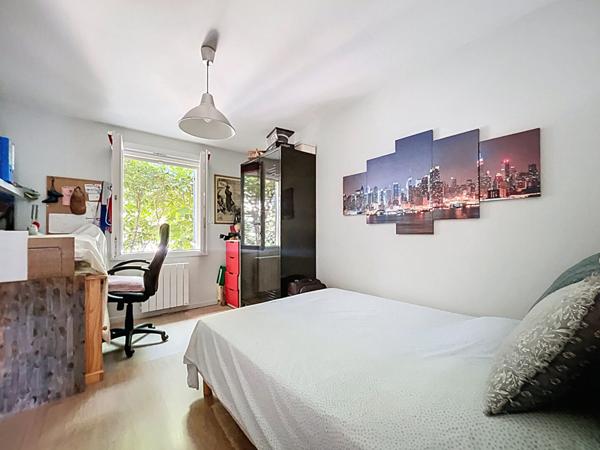 Villa entièrement de plain-pied, 93 m2 habitables, 4 pièces 3 chambres, garage et jardin