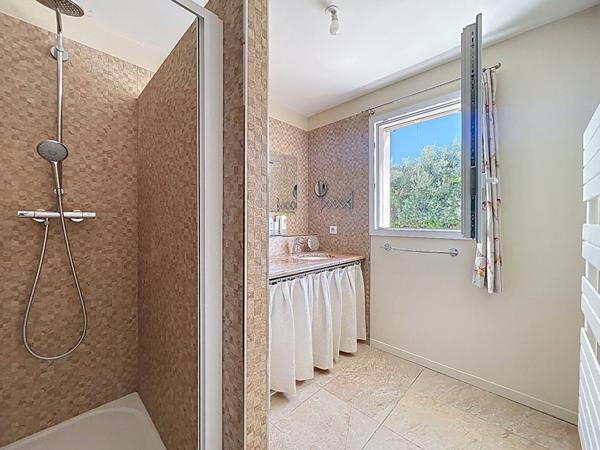 Villa entièrement de plain-pied, 93 m2 habitables, 4 pièces 3 chambres, garage et jardin