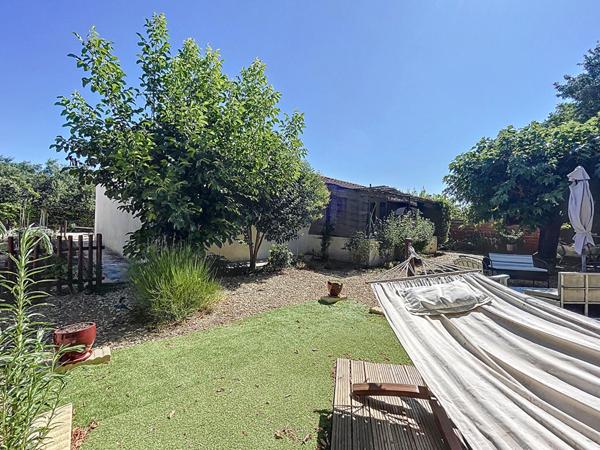 Villa entièrement de plain-pied, 93 m2 habitables, 4 pièces 3 chambres, garage et jardin