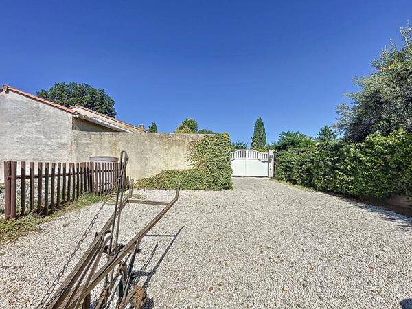 Villa entièrement de plain-pied, 93 m2 habitables, 4 pièces 3 chambres, garage et jardin