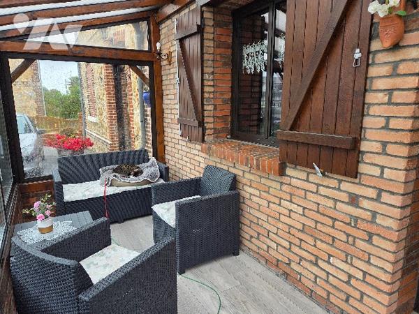 YVETOT, maison briques et silex mitoyenne d'un côté  d'~82m² sur un terrain d'~510m², 3 chambres.