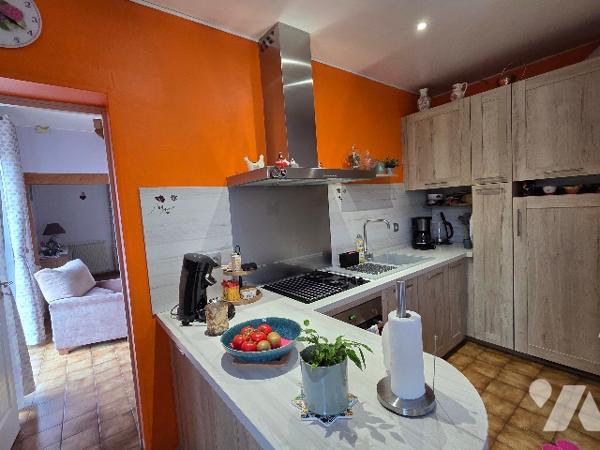 YVETOT, maison briques et silex mitoyenne d'un côté  d'~82m² sur un terrain d'~510m², 3 chambres.