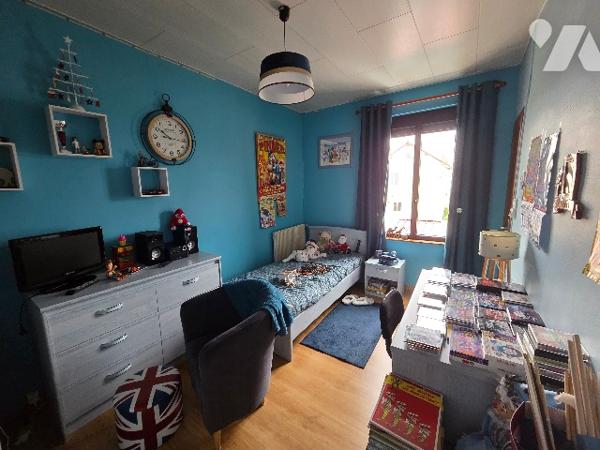 YVETOT, maison briques et silex mitoyenne d'un côté  d'~82m² sur un terrain d'~510m², 3 chambres.