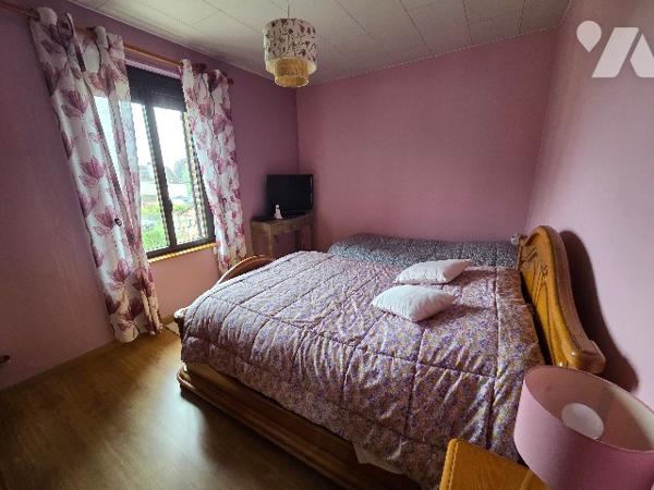 YVETOT, maison briques et silex mitoyenne d'un côté  d'~82m² sur un terrain d'~510m², 3 chambres.