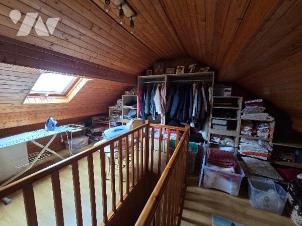 YVETOT, maison briques et silex mitoyenne d'un côté  d'~82m² sur un terrain d'~510m², 3 chambres.