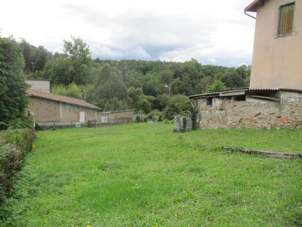 Maison ancienne nécessitant des travaux de rénovation, bien située dans un quartier calme desservi par les bus urbains.