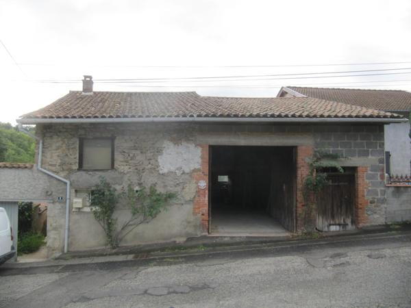 Maison ancienne nécessitant des travaux de rénovation, bien située dans un quartier calme desservi par les bus urbains.