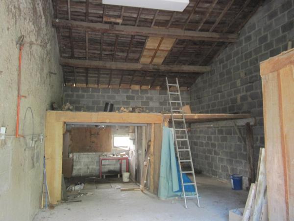 Maison ancienne nécessitant des travaux de rénovation, bien située dans un quartier calme desservi par les bus urbains.