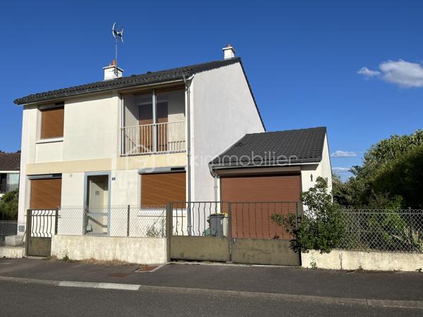 Maison individuelle de 129m² 

Dans quartier calme et résidentiel, proche des écoles, bus DIVIA, des commerces et du parc Pré THOMAS, jolie maison familiale.
.
Entrée, Cuisine pouvant être ouverte sur séjour, séjour donnant sur une véranda. une chambre avec SDD. WC, Buanderie avec accès cave .
Bel escalier donnant accès à l'étage 4 chambres dont une avec loggia et une autre avec cabinet de toilette (pouvant être transformé en SDD)
SDB, WC.
Chauffage individuel gaz, poêle à bois ( tubage refait et ramonage 2026 effectué ) 
Grenier, grand garage de 30m².

Le tout sur un jardin de 579m²

Travaux réalisés : Fenêtres PVC double vitrage, volets roulants électriques , isolation des combles, toiture nettoyée.

Prévoir travaux afin de mettre à votre goût cette jolie maison familiale.
    
Date de réalisation du DPE 18/06/2026.
      
Consommation énergie primaire : E : 312 kWh/m²/an
Emission de C02:  D : 44kgC02/m²/an
Montant estimé des dépenses annuelles d'énergie pour un usage standart : entre 2761€ et 3735€  sur les années 2021,2022,2023 ( abonnements compris