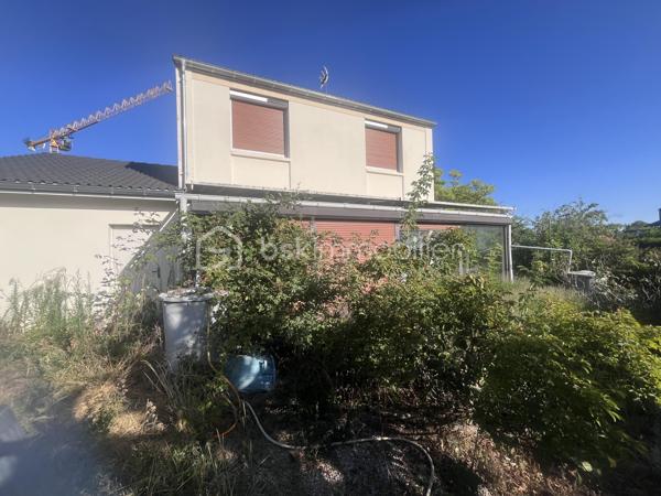 Maison individuelle de 129m² 

Dans quartier calme et résidentiel, proche des écoles, bus DIVIA, des commerces et du parc Pré THOMAS, jolie maison familiale.
.
Entrée, Cuisine pouvant être ouverte sur séjour, séjour donnant sur une véranda. une chambre avec SDD. WC, Buanderie avec accès cave .
Bel escalier donnant accès à l'étage 4 chambres dont une avec loggia et une autre avec cabinet de toilette (pouvant être transformé en SDD)
SDB, WC.
Chauffage individuel gaz, poêle à bois ( tubage refait et ramonage 2026 effectué ) 
Grenier, grand garage de 30m².

Le tout sur un jardin de 579m²

Travaux réalisés : Fenêtres PVC double vitrage, volets roulants électriques , isolation des combles, toiture nettoyée.

Prévoir travaux afin de mettre à votre goût cette jolie maison familiale.
    
Date de réalisation du DPE 18/06/2026.
      
Consommation énergie primaire : E : 312 kWh/m²/an
Emission de C02:  D : 44kgC02/m²/an
Montant estimé des dépenses annuelles d'énergie pour un usage standart : entre 2761€ et 3735€  sur les années 2021,2022,2023 ( abonnements compris