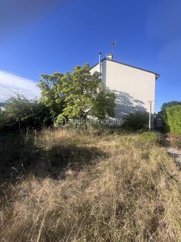 Maison individuelle de 129m² 

Dans quartier calme et résidentiel, proche des écoles, bus DIVIA, des commerces et du parc Pré THOMAS, jolie maison familiale.
.
Entrée, Cuisine pouvant être ouverte sur séjour, séjour donnant sur une véranda. une chambre avec SDD. WC, Buanderie avec accès cave .
Bel escalier donnant accès à l'étage 4 chambres dont une avec loggia et une autre avec cabinet de toilette (pouvant être transformé en SDD)
SDB, WC.
Chauffage individuel gaz, poêle à bois ( tubage refait et ramonage 2026 effectué ) 
Grenier, grand garage de 30m².

Le tout sur un jardin de 579m²

Travaux réalisés : Fenêtres PVC double vitrage, volets roulants électriques , isolation des combles, toiture nettoyée.

Prévoir travaux afin de mettre à votre goût cette jolie maison familiale.
    
Date de réalisation du DPE 18/06/2026.
      
Consommation énergie primaire : E : 312 kWh/m²/an
Emission de C02:  D : 44kgC02/m²/an
Montant estimé des dépenses annuelles d'énergie pour un usage standart : entre 2761€ et 3735€  sur les années 2021,2022,2023 ( abonnements compris