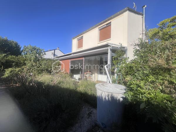 Maison individuelle de 129m² 

Dans quartier calme et résidentiel, proche des écoles, bus DIVIA, des commerces et du parc Pré THOMAS, jolie maison familiale.
.
Entrée, Cuisine pouvant être ouverte sur séjour, séjour donnant sur une véranda. une chambre avec SDD. WC, Buanderie avec accès cave .
Bel escalier donnant accès à l'étage 4 chambres dont une avec loggia et une autre avec cabinet de toilette (pouvant être transformé en SDD)
SDB, WC.
Chauffage individuel gaz, poêle à bois ( tubage refait et ramonage 2026 effectué ) 
Grenier, grand garage de 30m².

Le tout sur un jardin de 579m²

Travaux réalisés : Fenêtres PVC double vitrage, volets roulants électriques , isolation des combles, toiture nettoyée.

Prévoir travaux afin de mettre à votre goût cette jolie maison familiale.
    
Date de réalisation du DPE 18/06/2026.
      
Consommation énergie primaire : E : 312 kWh/m²/an
Emission de C02:  D : 44kgC02/m²/an
Montant estimé des dépenses annuelles d'énergie pour un usage standart : entre 2761€ et 3735€  sur les années 2021,2022,2023 ( abonnements compris