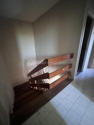 Maison individuelle de 129m² 

Dans quartier calme et résidentiel, proche des écoles, bus DIVIA, des commerces et du parc Pré THOMAS, jolie maison familiale.
.
Entrée, Cuisine pouvant être ouverte sur séjour, séjour donnant sur une véranda. une chambre avec SDD. WC, Buanderie avec accès cave .
Bel escalier donnant accès à l'étage 4 chambres dont une avec loggia et une autre avec cabinet de toilette (pouvant être transformé en SDD)
SDB, WC.
Chauffage individuel gaz, poêle à bois ( tubage refait et ramonage 2026 effectué ) 
Grenier, grand garage de 30m².

Le tout sur un jardin de 579m²

Travaux réalisés : Fenêtres PVC double vitrage, volets roulants électriques , isolation des combles, toiture nettoyée.

Prévoir travaux afin de mettre à votre goût cette jolie maison familiale.
    
Date de réalisation du DPE 18/06/2026.
      
Consommation énergie primaire : E : 312 kWh/m²/an
Emission de C02:  D : 44kgC02/m²/an
Montant estimé des dépenses annuelles d'énergie pour un usage standart : entre 2761€ et 3735€  sur les années 2021,2022,2023 ( abonnements compris