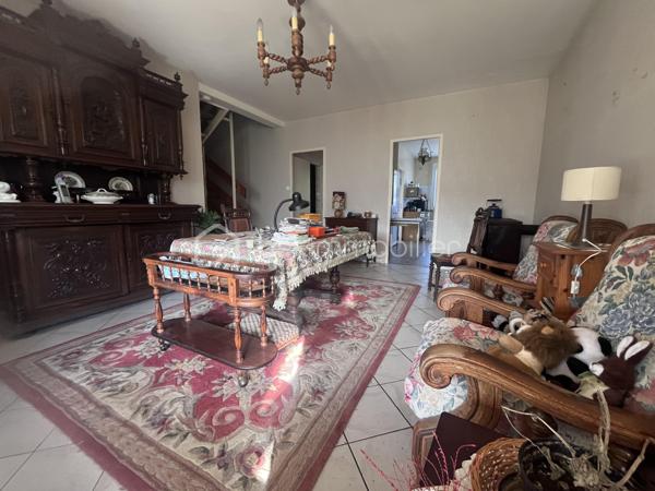 Maison individuelle de 129m² 

Dans quartier calme et résidentiel, proche des écoles, bus DIVIA, des commerces et du parc Pré THOMAS, jolie maison familiale.
.
Entrée, Cuisine pouvant être ouverte sur séjour, séjour donnant sur une véranda. une chambre avec SDD. WC, Buanderie avec accès cave .
Bel escalier donnant accès à l'étage 4 chambres dont une avec loggia et une autre avec cabinet de toilette (pouvant être transformé en SDD)
SDB, WC.
Chauffage individuel gaz, poêle à bois ( tubage refait et ramonage 2026 effectué ) 
Grenier, grand garage de 30m².

Le tout sur un jardin de 579m²

Travaux réalisés : Fenêtres PVC double vitrage, volets roulants électriques , isolation des combles, toiture nettoyée.

Prévoir travaux afin de mettre à votre goût cette jolie maison familiale.
    
Date de réalisation du DPE 18/06/2026.
      
Consommation énergie primaire : E : 312 kWh/m²/an
Emission de C02:  D : 44kgC02/m²/an
Montant estimé des dépenses annuelles d'énergie pour un usage standart : entre 2761€ et 3735€  sur les années 2021,2022,2023 ( abonnements compris