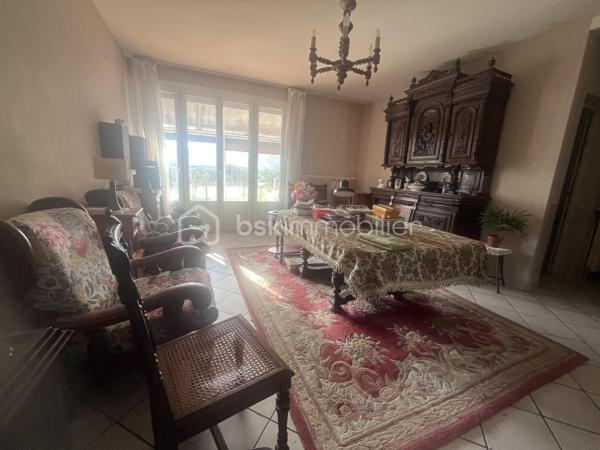 Maison individuelle de 129m² 

Dans quartier calme et résidentiel, proche des écoles, bus DIVIA, des commerces et du parc Pré THOMAS, jolie maison familiale.
.
Entrée, Cuisine pouvant être ouverte sur séjour, séjour donnant sur une véranda. une chambre avec SDD. WC, Buanderie avec accès cave .
Bel escalier donnant accès à l'étage 4 chambres dont une avec loggia et une autre avec cabinet de toilette (pouvant être transformé en SDD)
SDB, WC.
Chauffage individuel gaz, poêle à bois ( tubage refait et ramonage 2026 effectué ) 
Grenier, grand garage de 30m².

Le tout sur un jardin de 579m²

Travaux réalisés : Fenêtres PVC double vitrage, volets roulants électriques , isolation des combles, toiture nettoyée.

Prévoir travaux afin de mettre à votre goût cette jolie maison familiale.
    
Date de réalisation du DPE 18/06/2026.
      
Consommation énergie primaire : E : 312 kWh/m²/an
Emission de C02:  D : 44kgC02/m²/an
Montant estimé des dépenses annuelles d'énergie pour un usage standart : entre 2761€ et 3735€  sur les années 2021,2022,2023 ( abonnements compris