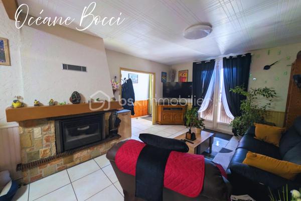 Charmante maison familiale - 5 chambres - 140 m² habitable édifiée sur un sous-sol total, le tout sur un terrain entièrement clos d'environ 1200 m².

Au RDC : Entrée, cuisine meublée équipée ouverte sur un beau salon/séjour, une véranda conçu de façon a apporter une pièce de vie supplémentaire, 1 WC, 2 chambres

A l'étage : 1 pièce palière, 2 chambres, 1 bureau.

Au sous-sol : 1 cuisine d'été, 1 buanderie, 1 cave, 1 chambre, 1 garage avec porte motorisée

A l’extérieur : Grande terrasse avec pergola bio-climatique, 1 grand garage, 1 car-port, 2 accès avec portail motorisé.

Chacune des pièces sont équipées de la climatisation réversible, un pôle à granules programmable est présent dans le salon, les panneaux solaires présents permettent une autoconsommation, un puits fonctionnel alimente le réseau d'arrosage extérieur ainsi qu'une partie de la buanderie.

Afin de venir découvrir par vous-même votre futur maison, décrochez vite votre téléphone et programmons ensemble une visite !