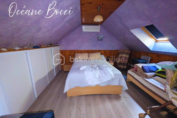 Charmante maison familiale - 5 chambres - 140 m² habitable édifiée sur un sous-sol total, le tout sur un terrain entièrement clos d'environ 1200 m².

Au RDC : Entrée, cuisine meublée équipée ouverte sur un beau salon/séjour, une véranda conçu de façon a apporter une pièce de vie supplémentaire, 1 WC, 2 chambres

A l'étage : 1 pièce palière, 2 chambres, 1 bureau.

Au sous-sol : 1 cuisine d'été, 1 buanderie, 1 cave, 1 chambre, 1 garage avec porte motorisée

A l’extérieur : Grande terrasse avec pergola bio-climatique, 1 grand garage, 1 car-port, 2 accès avec portail motorisé.

Chacune des pièces sont équipées de la climatisation réversible, un pôle à granules programmable est présent dans le salon, les panneaux solaires présents permettent une autoconsommation, un puits fonctionnel alimente le réseau d'arrosage extérieur ainsi qu'une partie de la buanderie.

Afin de venir découvrir par vous-même votre futur maison, décrochez vite votre téléphone et programmons ensemble une visite !