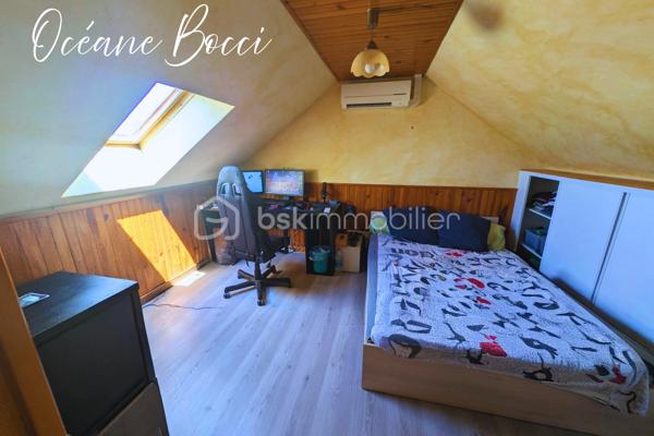 Charmante maison familiale - 5 chambres - 140 m² habitable édifiée sur un sous-sol total, le tout sur un terrain entièrement clos d'environ 1200 m².

Au RDC : Entrée, cuisine meublée équipée ouverte sur un beau salon/séjour, une véranda conçu de façon a apporter une pièce de vie supplémentaire, 1 WC, 2 chambres

A l'étage : 1 pièce palière, 2 chambres, 1 bureau.

Au sous-sol : 1 cuisine d'été, 1 buanderie, 1 cave, 1 chambre, 1 garage avec porte motorisée

A l’extérieur : Grande terrasse avec pergola bio-climatique, 1 grand garage, 1 car-port, 2 accès avec portail motorisé.

Chacune des pièces sont équipées de la climatisation réversible, un pôle à granules programmable est présent dans le salon, les panneaux solaires présents permettent une autoconsommation, un puits fonctionnel alimente le réseau d'arrosage extérieur ainsi qu'une partie de la buanderie.

Afin de venir découvrir par vous-même votre futur maison, décrochez vite votre téléphone et programmons ensemble une visite !