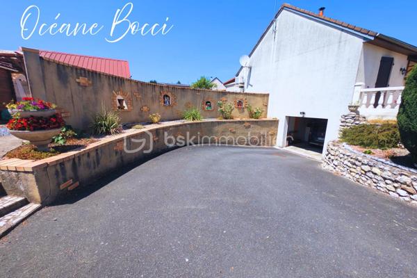 Charmante maison familiale - 5 chambres - 140 m² habitable édifiée sur un sous-sol total, le tout sur un terrain entièrement clos d'environ 1200 m².

Au RDC : Entrée, cuisine meublée équipée ouverte sur un beau salon/séjour, une véranda conçu de façon a apporter une pièce de vie supplémentaire, 1 WC, 2 chambres

A l'étage : 1 pièce palière, 2 chambres, 1 bureau.

Au sous-sol : 1 cuisine d'été, 1 buanderie, 1 cave, 1 chambre, 1 garage avec porte motorisée

A l’extérieur : Grande terrasse avec pergola bio-climatique, 1 grand garage, 1 car-port, 2 accès avec portail motorisé.

Chacune des pièces sont équipées de la climatisation réversible, un pôle à granules programmable est présent dans le salon, les panneaux solaires présents permettent une autoconsommation, un puits fonctionnel alimente le réseau d'arrosage extérieur ainsi qu'une partie de la buanderie.

Afin de venir découvrir par vous-même votre futur maison, décrochez vite votre téléphone et programmons ensemble une visite !