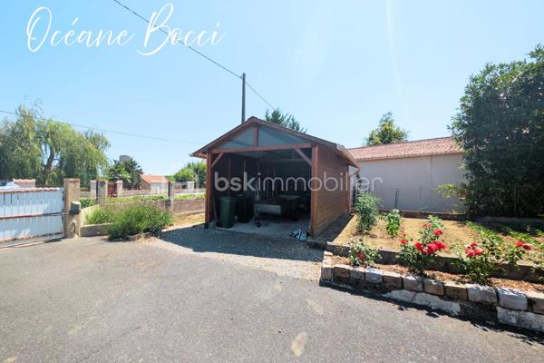 Charmante maison familiale - 5 chambres - 140 m² habitable édifiée sur un sous-sol total, le tout sur un terrain entièrement clos d'environ 1200 m².

Au RDC : Entrée, cuisine meublée équipée ouverte sur un beau salon/séjour, une véranda conçu de façon a apporter une pièce de vie supplémentaire, 1 WC, 2 chambres

A l'étage : 1 pièce palière, 2 chambres, 1 bureau.

Au sous-sol : 1 cuisine d'été, 1 buanderie, 1 cave, 1 chambre, 1 garage avec porte motorisée

A l’extérieur : Grande terrasse avec pergola bio-climatique, 1 grand garage, 1 car-port, 2 accès avec portail motorisé.

Chacune des pièces sont équipées de la climatisation réversible, un pôle à granules programmable est présent dans le salon, les panneaux solaires présents permettent une autoconsommation, un puits fonctionnel alimente le réseau d'arrosage extérieur ainsi qu'une partie de la buanderie.

Afin de venir découvrir par vous-même votre futur maison, décrochez vite votre téléphone et programmons ensemble une visite !