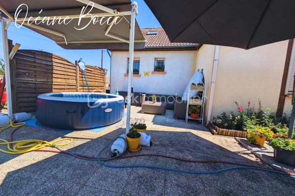 Charmante maison familiale - 5 chambres - 140 m² habitable édifiée sur un sous-sol total, le tout sur un terrain entièrement clos d'environ 1200 m².

Au RDC : Entrée, cuisine meublée équipée ouverte sur un beau salon/séjour, une véranda conçu de façon a apporter une pièce de vie supplémentaire, 1 WC, 2 chambres

A l'étage : 1 pièce palière, 2 chambres, 1 bureau.

Au sous-sol : 1 cuisine d'été, 1 buanderie, 1 cave, 1 chambre, 1 garage avec porte motorisée

A l’extérieur : Grande terrasse avec pergola bio-climatique, 1 grand garage, 1 car-port, 2 accès avec portail motorisé.

Chacune des pièces sont équipées de la climatisation réversible, un pôle à granules programmable est présent dans le salon, les panneaux solaires présents permettent une autoconsommation, un puits fonctionnel alimente le réseau d'arrosage extérieur ainsi qu'une partie de la buanderie.

Afin de venir découvrir par vous-même votre futur maison, décrochez vite votre téléphone et programmons ensemble une visite !