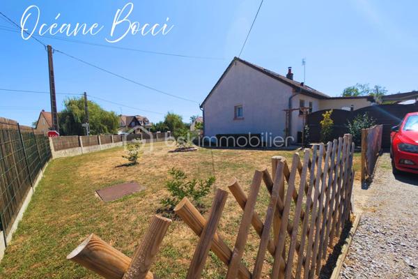 Charmante maison familiale - 5 chambres - 140 m² habitable édifiée sur un sous-sol total, le tout sur un terrain entièrement clos d'environ 1200 m².

Au RDC : Entrée, cuisine meublée équipée ouverte sur un beau salon/séjour, une véranda conçu de façon a apporter une pièce de vie supplémentaire, 1 WC, 2 chambres

A l'étage : 1 pièce palière, 2 chambres, 1 bureau.

Au sous-sol : 1 cuisine d'été, 1 buanderie, 1 cave, 1 chambre, 1 garage avec porte motorisée

A l’extérieur : Grande terrasse avec pergola bio-climatique, 1 grand garage, 1 car-port, 2 accès avec portail motorisé.

Chacune des pièces sont équipées de la climatisation réversible, un pôle à granules programmable est présent dans le salon, les panneaux solaires présents permettent une autoconsommation, un puits fonctionnel alimente le réseau d'arrosage extérieur ainsi qu'une partie de la buanderie.

Afin de venir découvrir par vous-même votre futur maison, décrochez vite votre téléphone et programmons ensemble une visite !