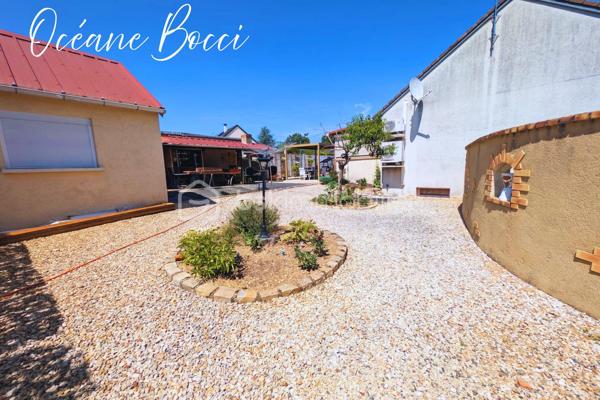 Charmante maison familiale - 5 chambres - 140 m² habitable édifiée sur un sous-sol total, le tout sur un terrain entièrement clos d'environ 1200 m².

Au RDC : Entrée, cuisine meublée équipée ouverte sur un beau salon/séjour, une véranda conçu de façon a apporter une pièce de vie supplémentaire, 1 WC, 2 chambres

A l'étage : 1 pièce palière, 2 chambres, 1 bureau.

Au sous-sol : 1 cuisine d'été, 1 buanderie, 1 cave, 1 chambre, 1 garage avec porte motorisée

A l’extérieur : Grande terrasse avec pergola bio-climatique, 1 grand garage, 1 car-port, 2 accès avec portail motorisé.

Chacune des pièces sont équipées de la climatisation réversible, un pôle à granules programmable est présent dans le salon, les panneaux solaires présents permettent une autoconsommation, un puits fonctionnel alimente le réseau d'arrosage extérieur ainsi qu'une partie de la buanderie.

Afin de venir découvrir par vous-même votre futur maison, décrochez vite votre téléphone et programmons ensemble une visite !