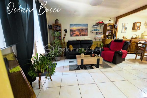 Charmante maison familiale - 5 chambres - 140 m² habitable édifiée sur un sous-sol total, le tout sur un terrain entièrement clos d'environ 1200 m².

Au RDC : Entrée, cuisine meublée équipée ouverte sur un beau salon/séjour, une véranda conçu de façon a apporter une pièce de vie supplémentaire, 1 WC, 2 chambres

A l'étage : 1 pièce palière, 2 chambres, 1 bureau.

Au sous-sol : 1 cuisine d'été, 1 buanderie, 1 cave, 1 chambre, 1 garage avec porte motorisée

A l’extérieur : Grande terrasse avec pergola bio-climatique, 1 grand garage, 1 car-port, 2 accès avec portail motorisé.

Chacune des pièces sont équipées de la climatisation réversible, un pôle à granules programmable est présent dans le salon, les panneaux solaires présents permettent une autoconsommation, un puits fonctionnel alimente le réseau d'arrosage extérieur ainsi qu'une partie de la buanderie.

Afin de venir découvrir par vous-même votre futur maison, décrochez vite votre téléphone et programmons ensemble une visite !