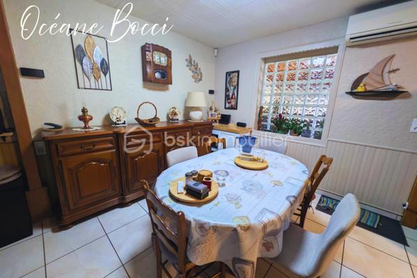 Charmante maison familiale - 5 chambres - 140 m² habitable édifiée sur un sous-sol total, le tout sur un terrain entièrement clos d'environ 1200 m².

Au RDC : Entrée, cuisine meublée équipée ouverte sur un beau salon/séjour, une véranda conçu de façon a apporter une pièce de vie supplémentaire, 1 WC, 2 chambres

A l'étage : 1 pièce palière, 2 chambres, 1 bureau.

Au sous-sol : 1 cuisine d'été, 1 buanderie, 1 cave, 1 chambre, 1 garage avec porte motorisée

A l’extérieur : Grande terrasse avec pergola bio-climatique, 1 grand garage, 1 car-port, 2 accès avec portail motorisé.

Chacune des pièces sont équipées de la climatisation réversible, un pôle à granules programmable est présent dans le salon, les panneaux solaires présents permettent une autoconsommation, un puits fonctionnel alimente le réseau d'arrosage extérieur ainsi qu'une partie de la buanderie.

Afin de venir découvrir par vous-même votre futur maison, décrochez vite votre téléphone et programmons ensemble une visite !